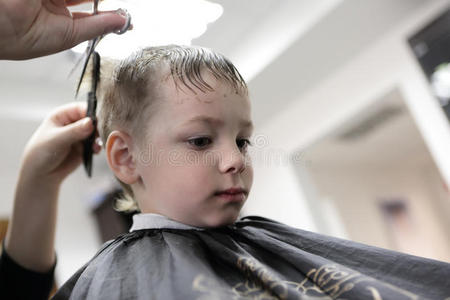 理发师剪孩子的头发