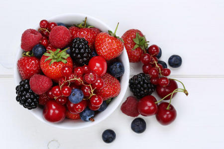 浆果水果与草莓蓝莓和樱桃混合在碗中