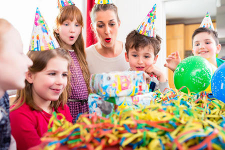 孩子和朋友一起拆开生日礼物