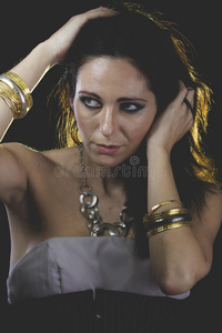 黄金，女人用威尼斯面具金属，悲伤和忧郁