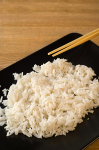 一碗满是米饭的白色小道