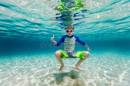 在水下游泳的男孩