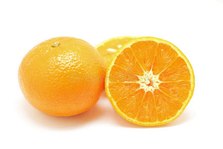 白色背景上甜橙的特写