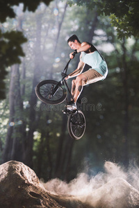 森林里的BMX自行车骑手