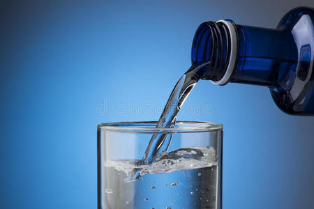 把美女倒吊宰杀图片