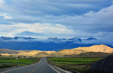 山高路远前方山高路远照片