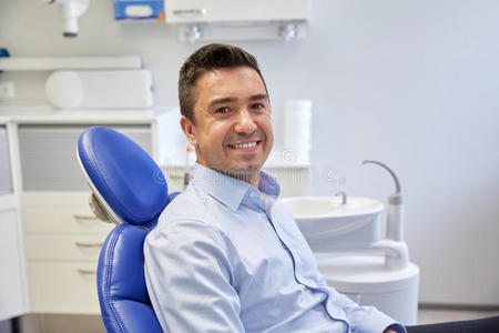 卫生 微笑 医学 在室内 气孔 男人 医疗保健 病人 牙科