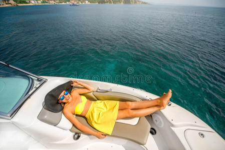 在游艇上放松的女人