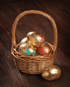 篮子里的金蛋。 复活节天后的概念