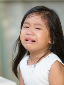 可爱的亚洲小女孩哭了.照片