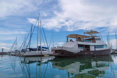 美女 奢侈 娱乐 美丽的 自然 海湾 旅行 港口 桅杆 天空