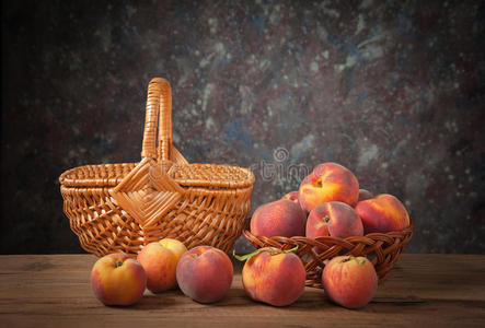 新鲜桃子和柳条篮子