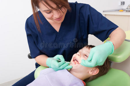 孩子坐在牙医的椅子上