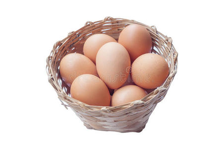 鸡蛋在篮子中分离在白色背景上。
