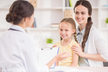 医院 医生 疾病 诊所 儿童 照顾 白种人 家庭 小孩 在室内