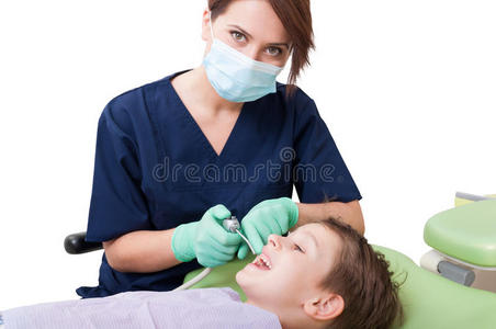 有孩子病人概念的牙医女人