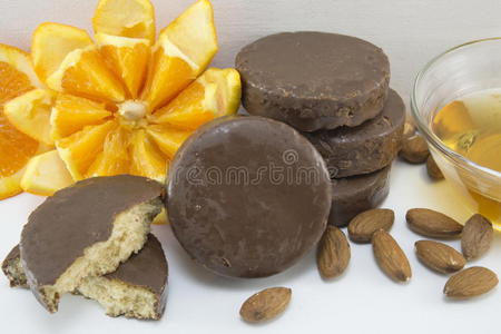 用新鲜橙色装饰的蓬松巧克力饼干
