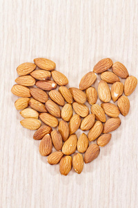 杏仁呈心形排列照片