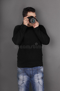 嫩枝 拍摄 时尚 奉承 面对 男人 摄影师 站立 透镜 肖像