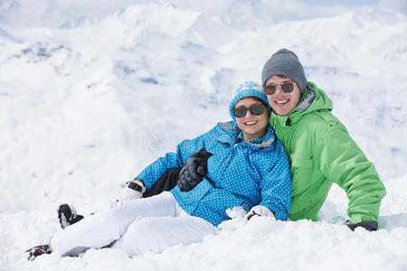 一对在山上滑雪度假的夫妇