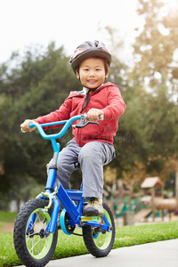 操场 古老的 微笑 面对 自行车 儿童 男孩 头盔 小孩