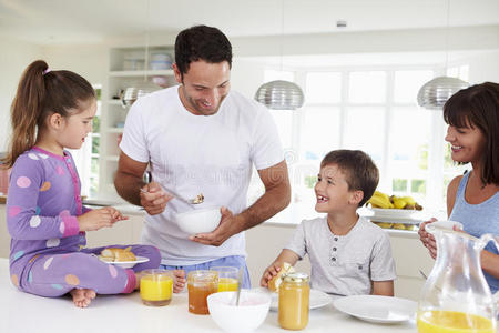 一家人一起在厨房吃早餐