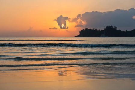 美丽的热带日落海洋背景