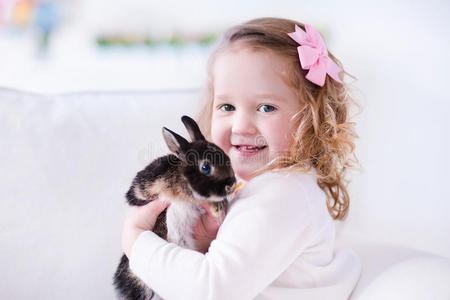 兔子 友谊 幸福 毛皮 有趣的 乐趣 女孩 农场 自然 可爱的