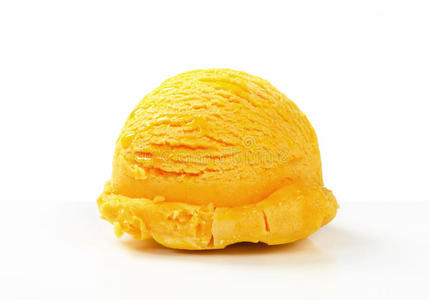一勺黄色冰淇淋