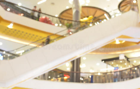 购物中心自动扶梯和人的模糊