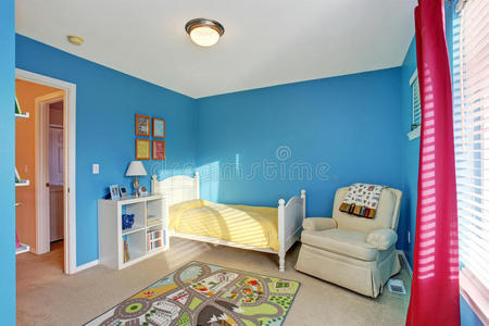 可爱的孩子房间有蓝色的墙壁。