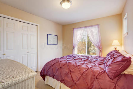 优雅的卧室和紫红色床上用品。