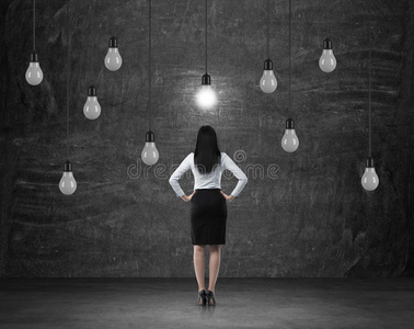 智力 创新 灵感 总经理 女商人 回答 灯泡 电灯泡 创造力