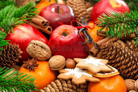 圣诞食品背景。 苹果和柑橘类水果，核桃，c