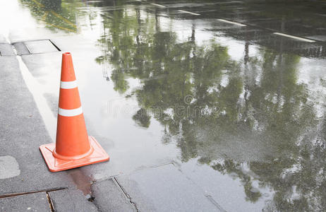 雨期和反光道路上的交通锥