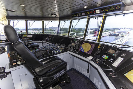 一艘巨大的集装箱船的驾驶舱照片