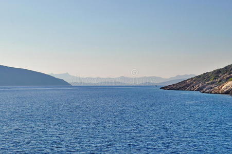 博德鲁姆附近爱琴海令人惊叹的蓝色海水