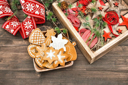 姜饼饼干和圣诞装饰品。 家庭装饰