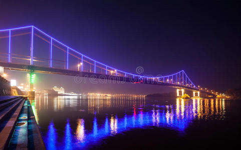 晚上基辅市的人行桥。