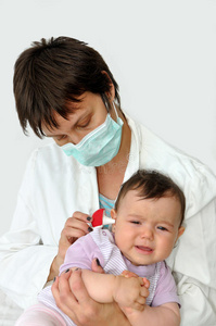 儿科医生和女婴