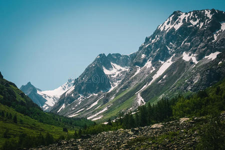 高加索山脉美丽的山谷和山峰，高加索山脉的主要山脊。 北高加索