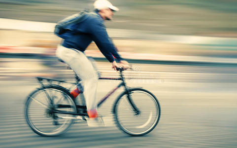 城市道路上骑车人的抽象形象。