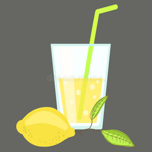 新鲜的冷柠檬水。 一杯柑橘汁。 柠檬