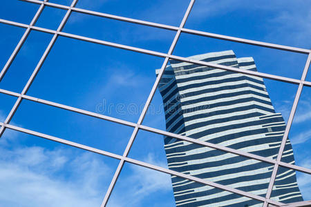 摩天大楼玻璃墙上的云反射