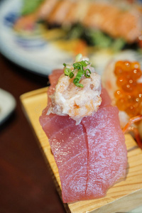 正宗和传统的日本寿司，有各种f