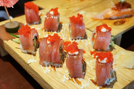 诺丽 鱼子酱 菜单 三文鱼 寿司 大米 特写镜头 晚餐 食物