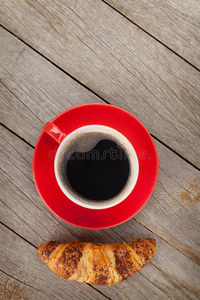 一杯咖啡和新鲜牛角面包