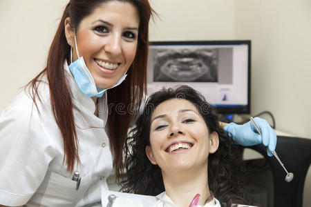 牙医办公室的女性病人