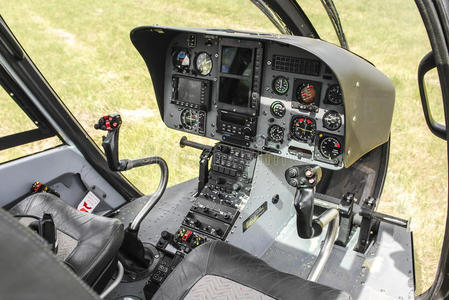 直升机驾驶舱图片