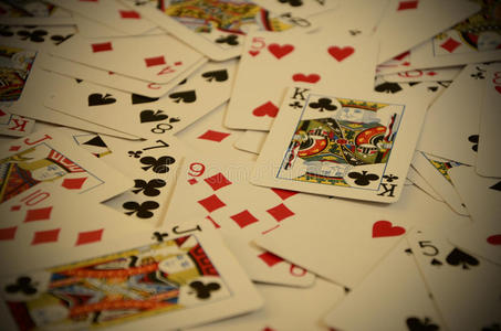 散落在桌子上的扑克牌的角度视图